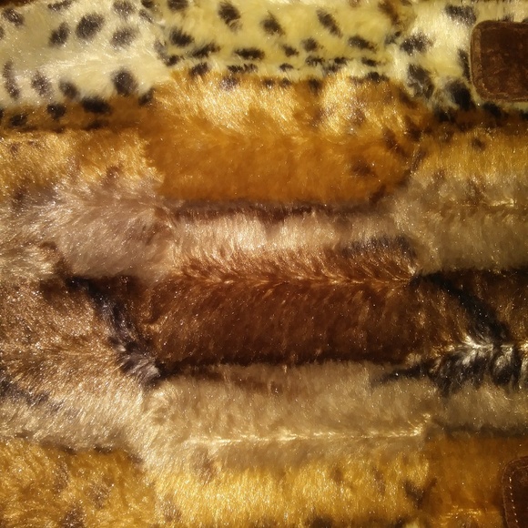 Animal Printed Faux Fur Pocketbook - Picture 6 of 8